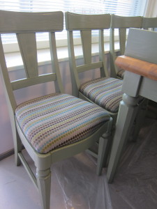 Entiset ruokapöytä ja -tuolit on siistitty, tuoleissa verhoilukankaana Lauritzonin Murella.