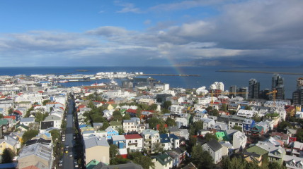 Halllgrimskirkjan näköalatasanteelta on huikaisevat näkymät yli Reykjavin.