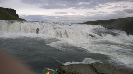 Gullfoss on yksi Islannin valtaisista vesiputouksista. Mahtavien kuohujen äärellä tuntee luonnon jättimäisen voiman.
